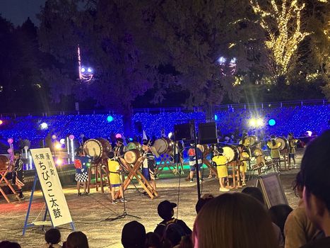 8人、群衆、テキストの画像のようです
